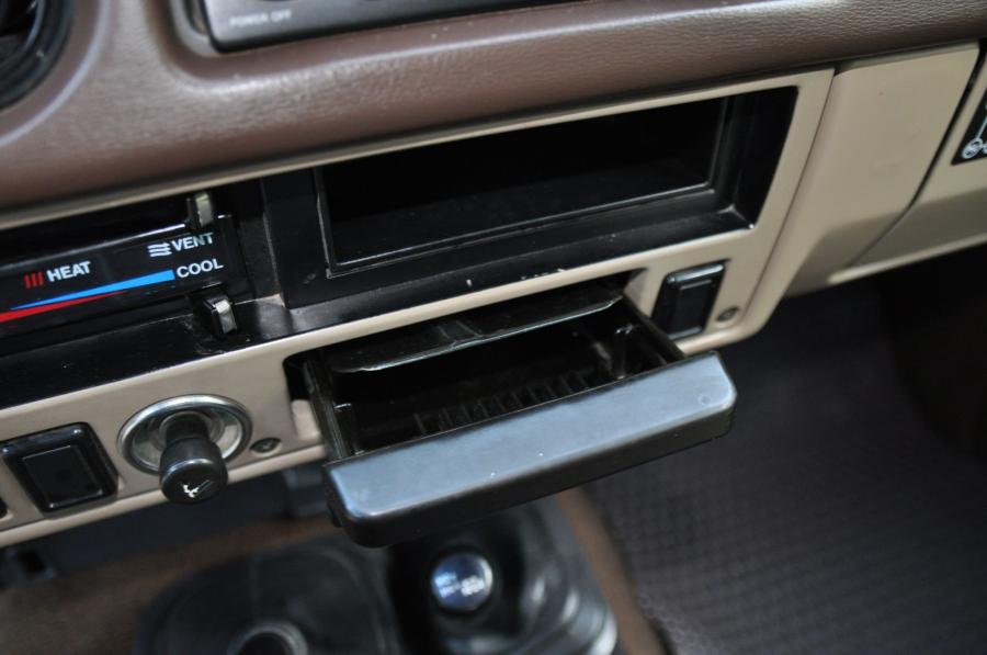 Детали интерьера Toyota Land Cruiser 60 (FJ60) 1984 года  (NA) (фото 154 из 251)